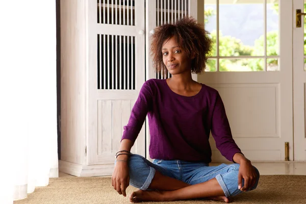 Attractive african american woman — Stock Photo, Image