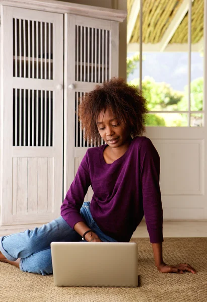 Jeune femme afro-américaine — Photo