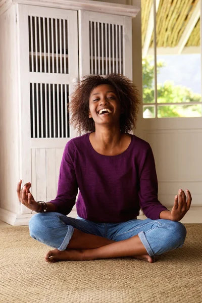 Sonriente joven negro mujer — Foto de Stock