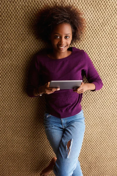 Mujer africana joven con tableta digital — Foto de Stock