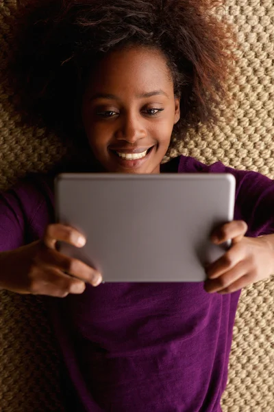 Afrikaanse vrouw met digitale tablet — Stockfoto