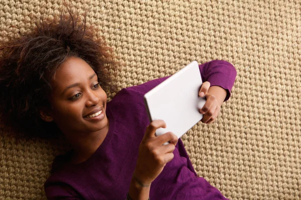 Lachende vrouw met digitale tablet — Stockfoto