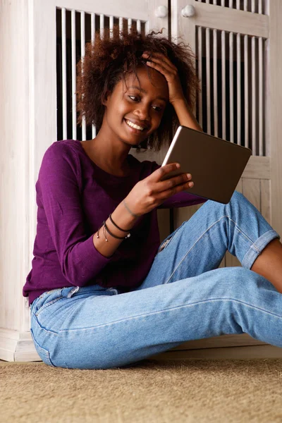 Sorrindo jovem mulher olhando para tablet — Fotografia de Stock