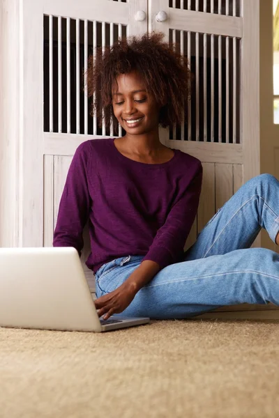 Joven mujer afroamericana —  Fotos de Stock