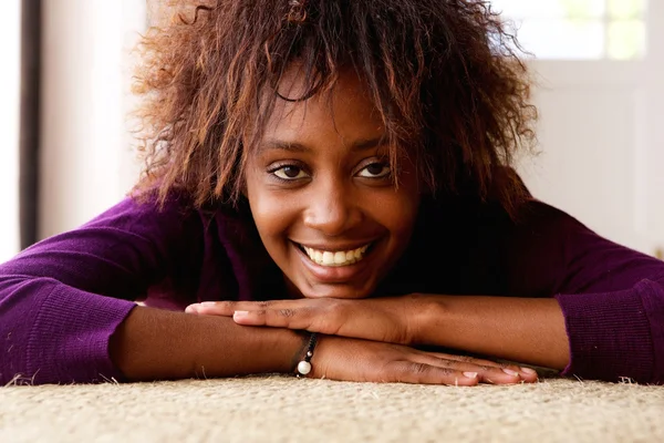 Sonriente joven negro mujer — Foto de Stock