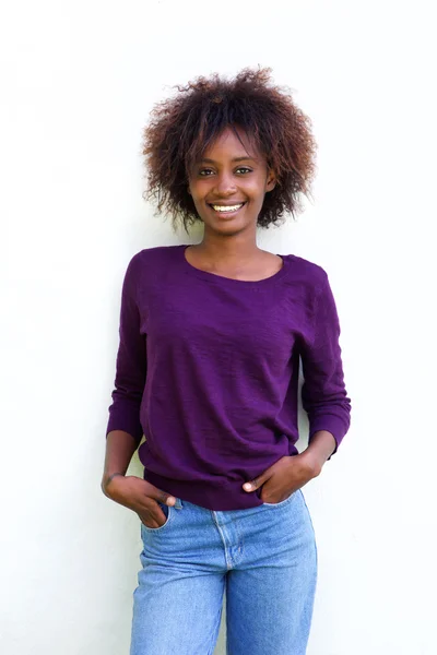 Крутая молодая чернокожая женщина — стоковое фото