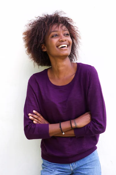 Mulher negra rindo contra fundo branco — Fotografia de Stock