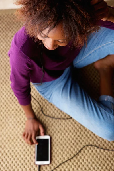 Молодая черная женщина сидит на полу — стоковое фото