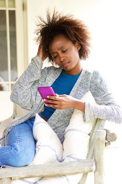 Confuso giovane donna guardando il cellulare — Foto Stock