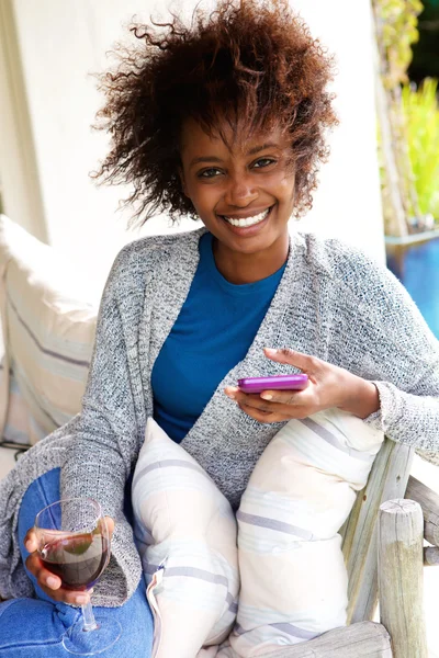 Mujer joven sonriendo con el teléfono celular —  Fotos de Stock