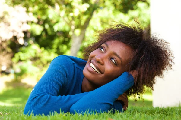 Atractiva mujer negra — Foto de Stock