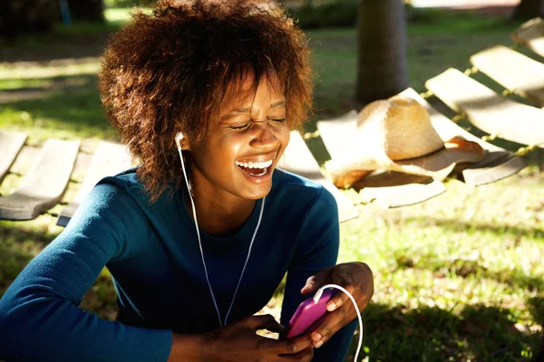 Young woman laughing with mobile phone — Stock Photo, Image