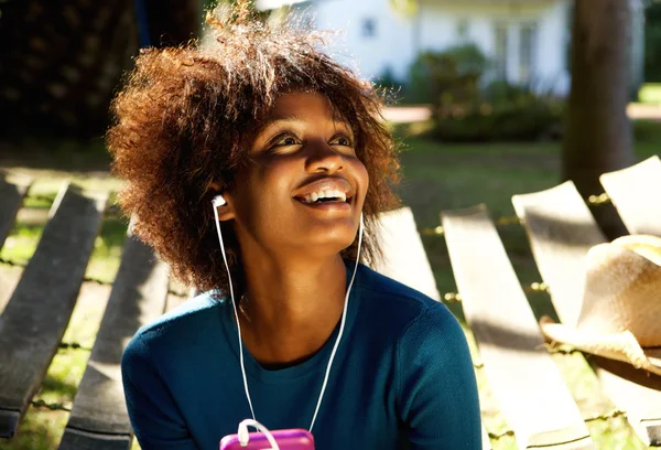 Mulher sorridente ouvindo música — Fotografia de Stock
