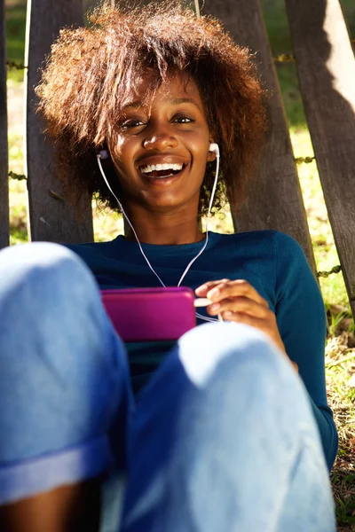 Sorrindo jovem mulher — Fotografia de Stock