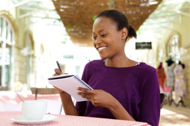 Genç kadın Café not yazma