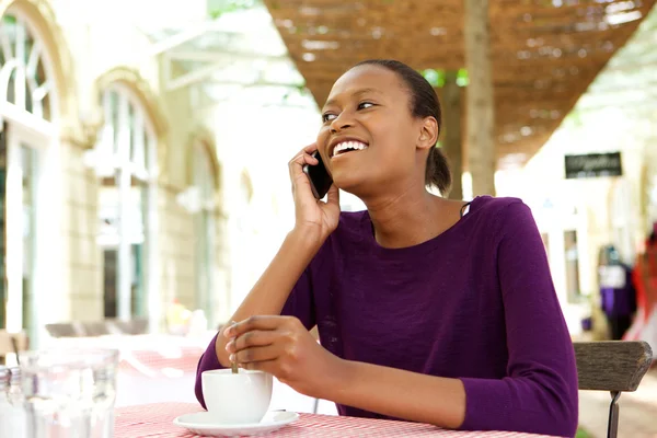 Mujer afroamericana en la cafetería — Foto de Stock