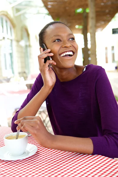 Sorridente giovane donna africana — Foto Stock