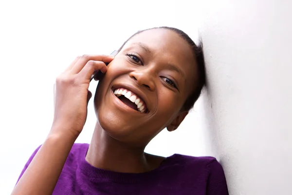 Mujer africana sonriente hablando por teléfono móvil — Foto de Stock