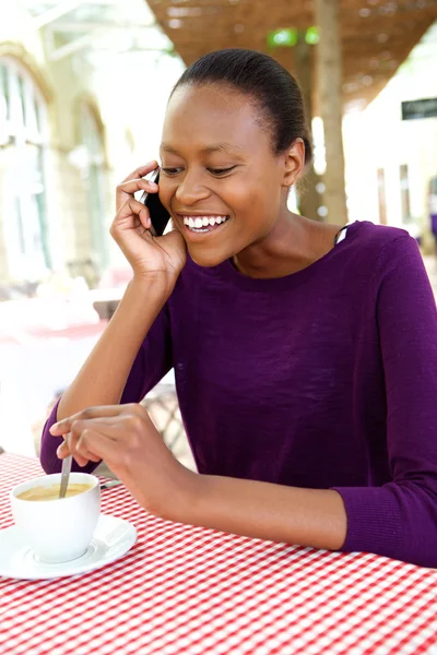 Mujer africana hablando por teléfono móvil — Foto de Stock