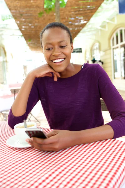Mulher africana bonita usando telefone celular — Fotografia de Stock