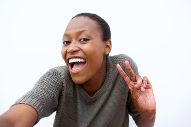 Barış işareti ile Afrikalı kadın