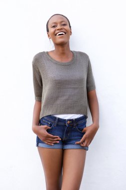 Genç Afrikalı kadın model gülümseyen