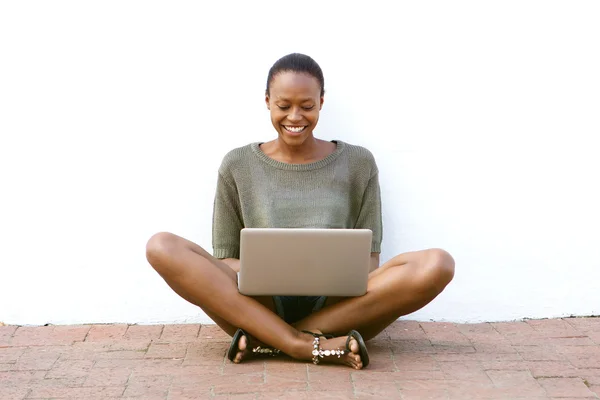 Leende unga afrikanska kvinna med laptop — Stockfoto