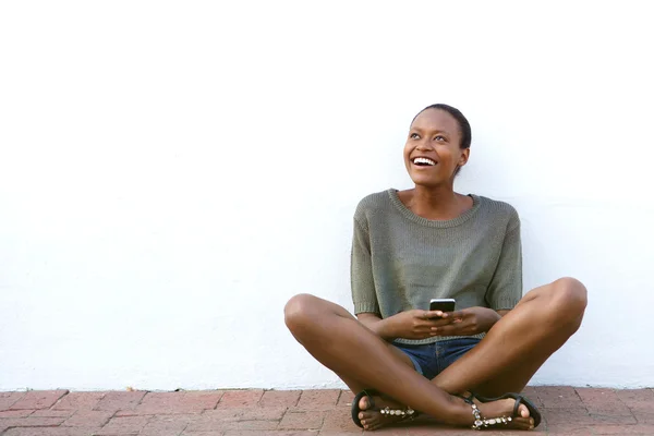 Sorridente giovane donna africana — Foto Stock