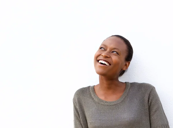 Mujer africana sonriente mirando hacia otro lado —  Fotos de Stock