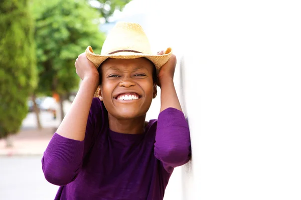 Jeune femme africaine excitée avec chapeau — Photo