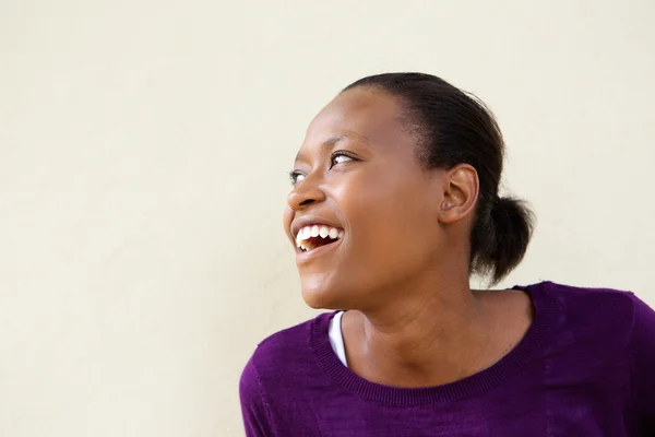 Joven mujer africana riendo —  Fotos de Stock