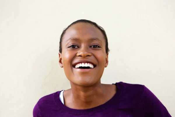 Leende unga afrikanska kvinna — Stockfoto