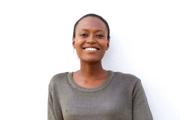 Mooie jonge Afrikaanse vrouw die lacht — Stockfoto
