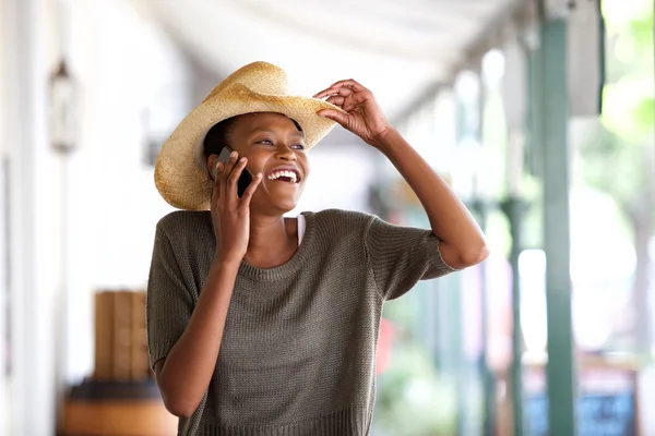 Smiling woman talking on cell phone — Stock Photo, Image