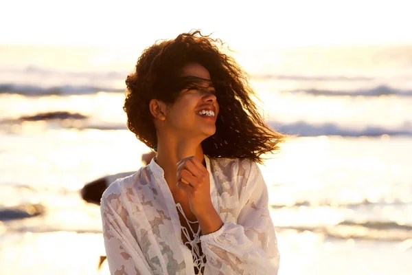 Vacker kvinna ler på stranden — Stockfoto