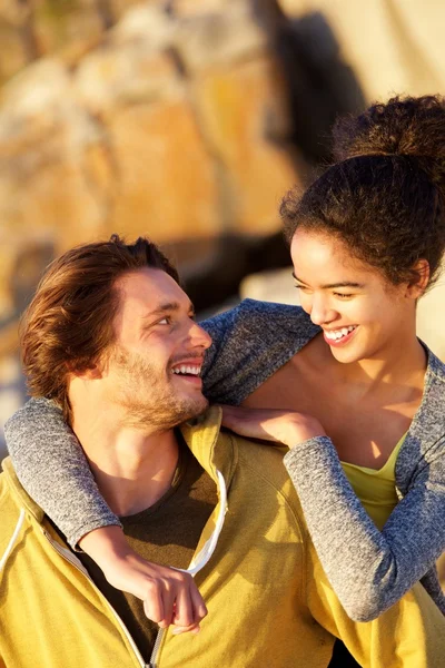 Sorrindo jovem casal brincalhão fora — Fotografia de Stock