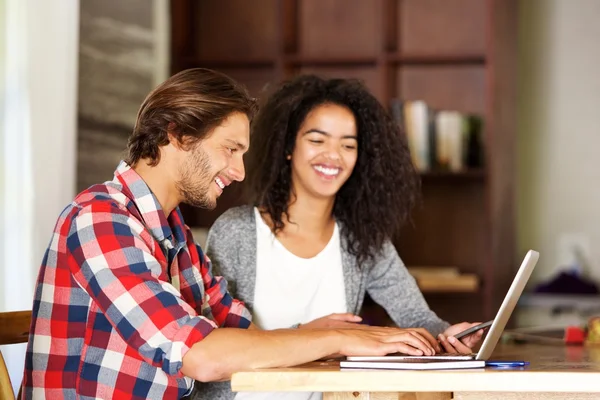 Uomo e donna che lavorano con il computer portatile — Foto Stock