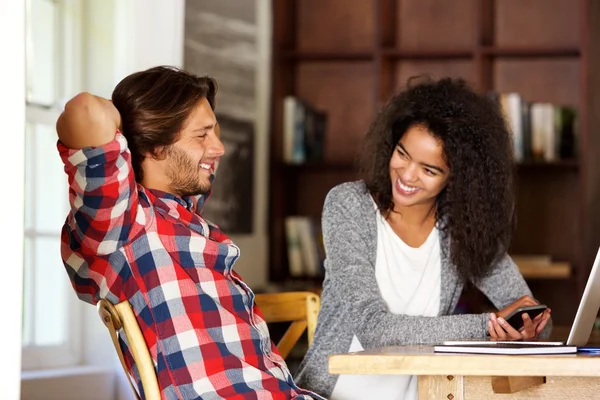 Man en vrouw met laptop en mobiele telefoon — Stockfoto