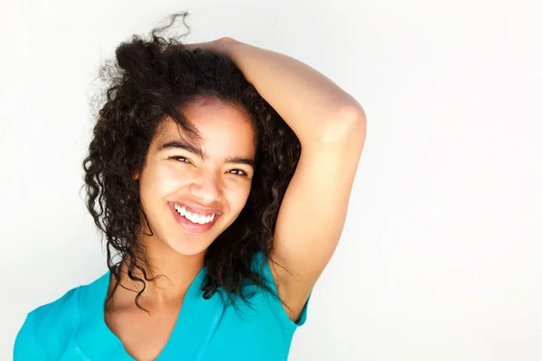 Усміхнена молода жінка з рукою в волоссі — стокове фото