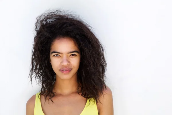 Mulher de raça mista natural com cabelo encaracolado — Fotografia de Stock