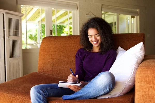 Hermosa joven escribiendo ideas en libro —  Fotos de Stock