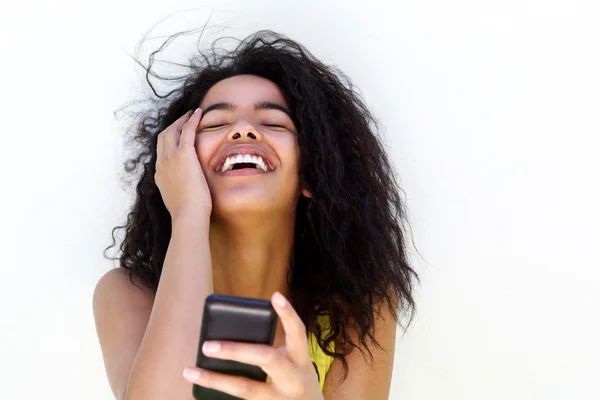 Jonge vrouw lachen met mobiele telefoon — Stockfoto