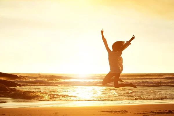 Junge Frau springt vor Freude — Stockfoto