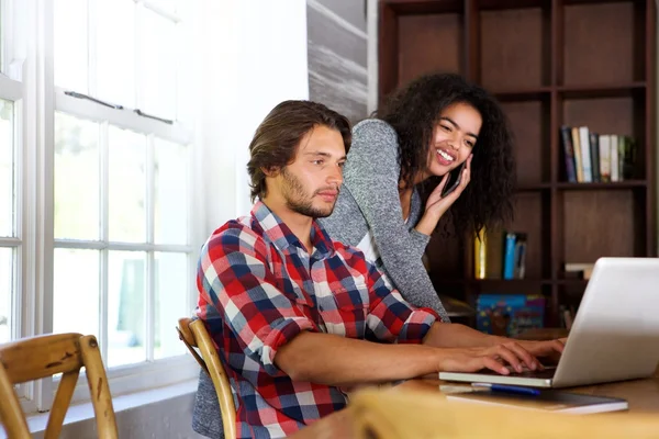 Jonge man en vrouw die kijken naar laptop — Stockfoto