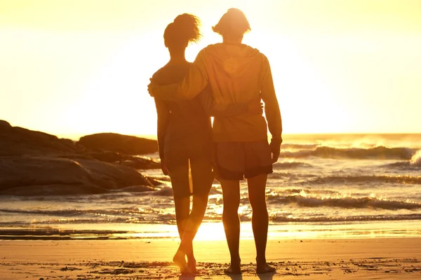 Man with arm around woman — Stock Photo, Image