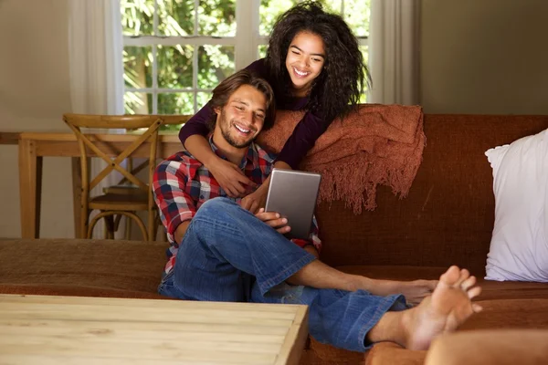 Adam ve kadın dijital tablet vasıl arıyor — Stok fotoğraf