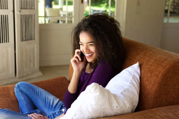 Lachende vrouw praten op mobiele telefoon — Stockfoto