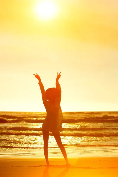 De jonge vrouw silhouet op strand — Stockfoto