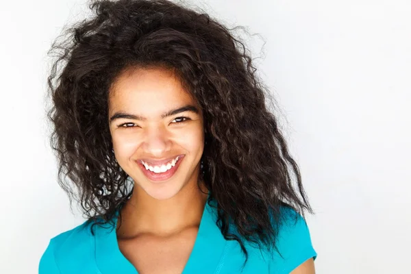 Lächelnde junge Frau mit gemischter Rasse — Stockfoto