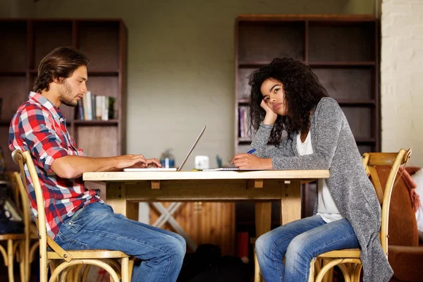 勉強をして座っている男性と女性の学生 — ストック写真